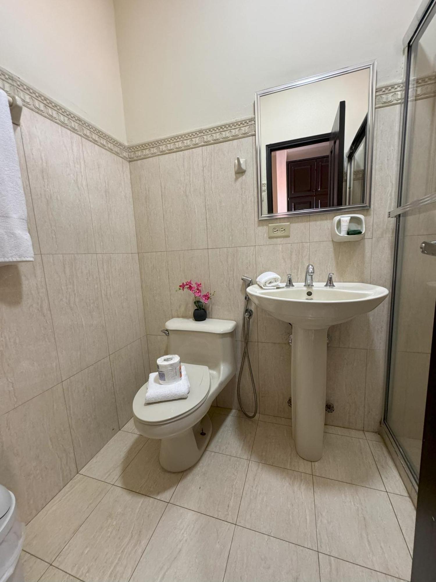 Hotel Galeria Santiago Bagian luar foto